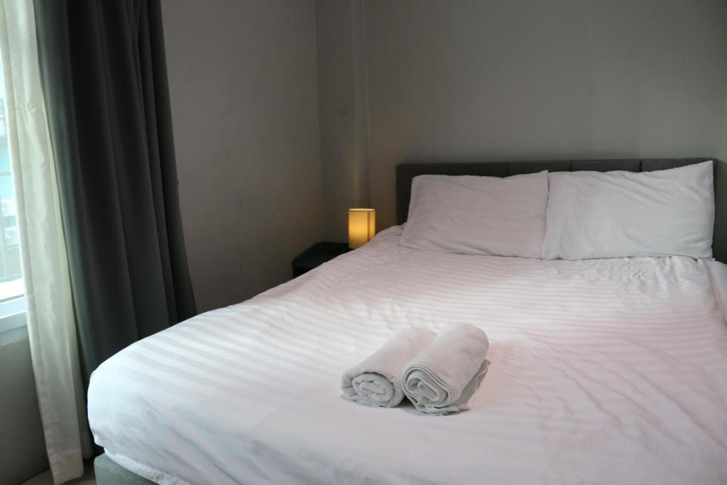 Postel nebo postele na pokoji v ubytování Nato House Ekkamai -BTS Ekkamai with balcony