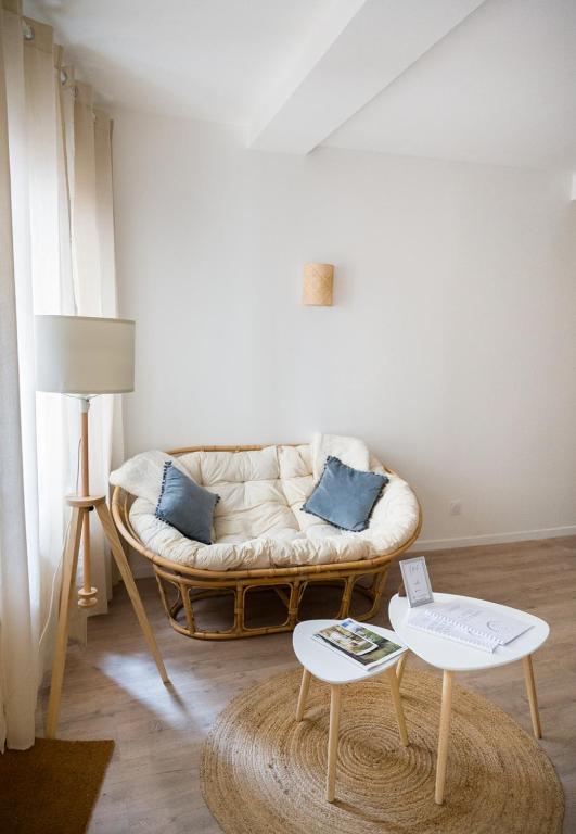 un salon avec un canapé et deux tables dans l'établissement Sémillon - Baignoire Balnéo plein centre, à Bergerac