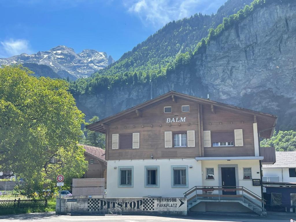 un edificio di fronte a una montagna di Pension Balm a Meiringen