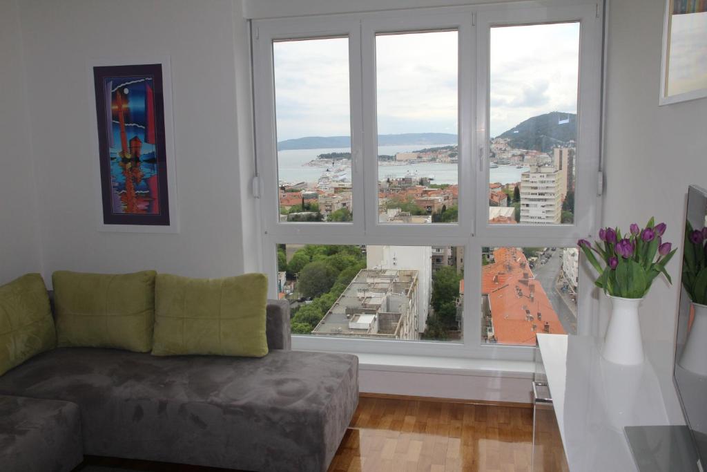 un soggiorno con divano e una grande finestra di Panorama a Spalato (Split)
