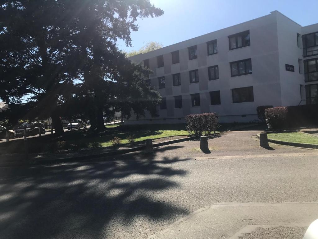 a large white building with trees in front of it at Location chambre verte dans un appartement en colocation in Nevers
