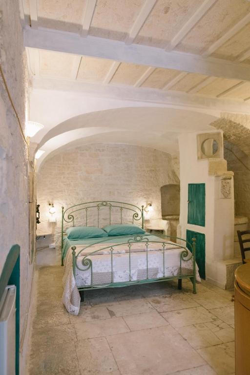 a bedroom with a green bed in a room at Dimora d Artista in Terlizzi