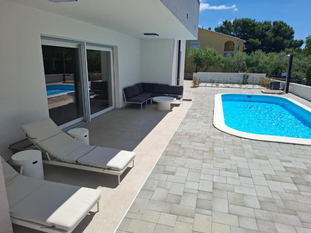 Bazén v ubytování Villa Plesa with office and private pool nebo v jeho okolí