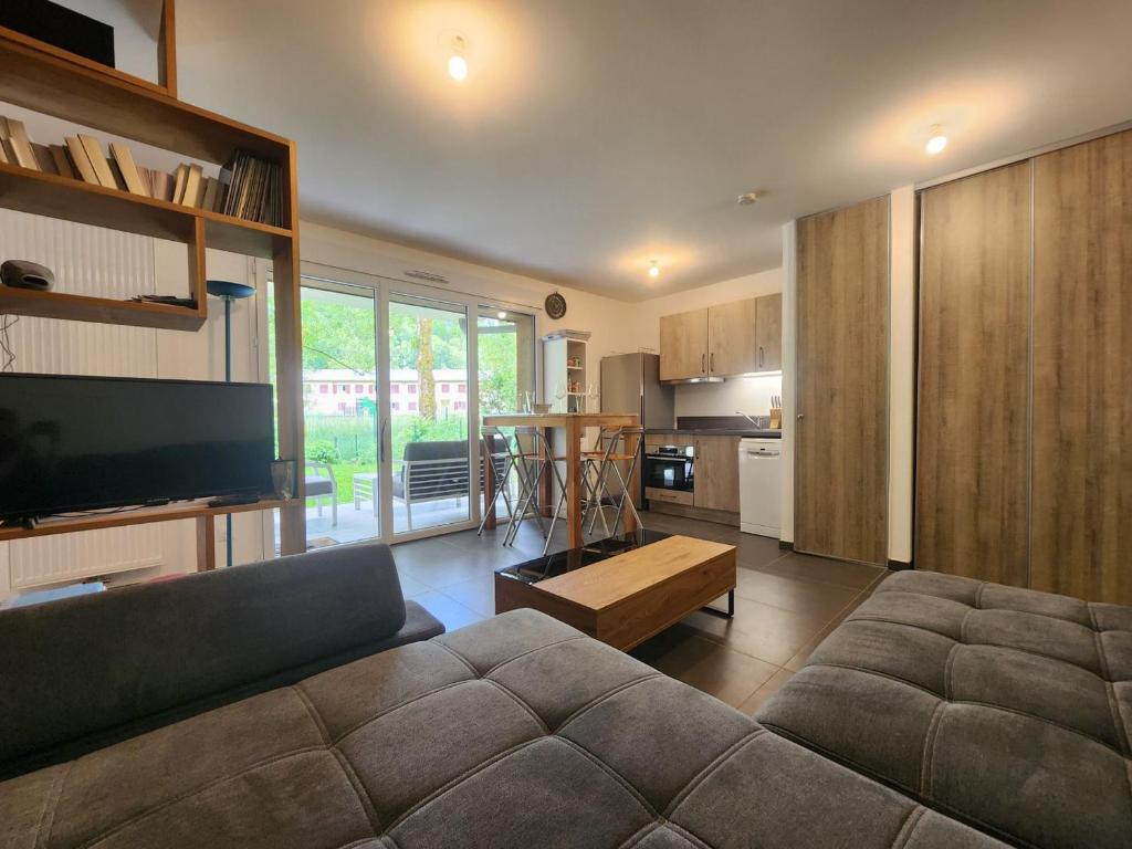 Photo de la galerie de l'établissement Appartement Neuf 2 Pièces avec Terrasse et Parking - Résidence de Standing entre Samoëns et Morillon - FR-1-629-128, à Samoëns