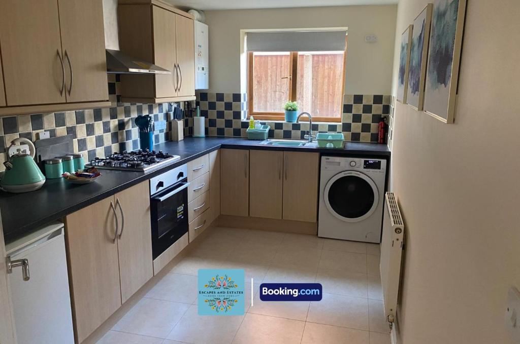 Nhà bếp/bếp nhỏ tại Modern 2-Bedroom Flat By Escape & Estates Short Lets & Serviced Accommodation Oldbury With Free Parking