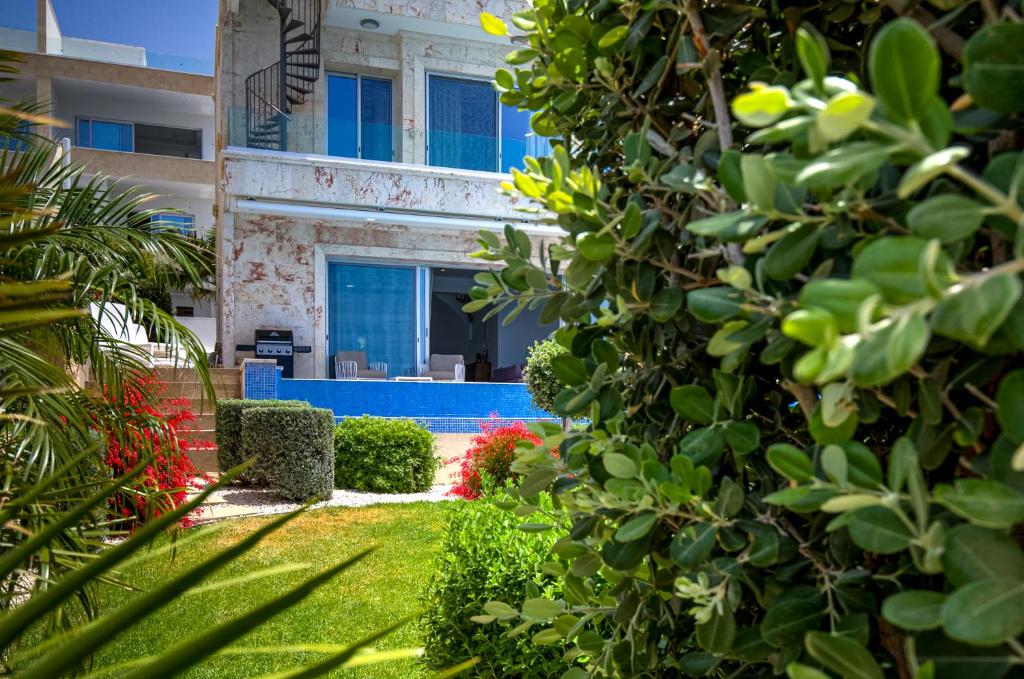 En have udenfor Olymp Luxury Villa D - Luxury Escape with Direct Beach Access and Unique Sunsets