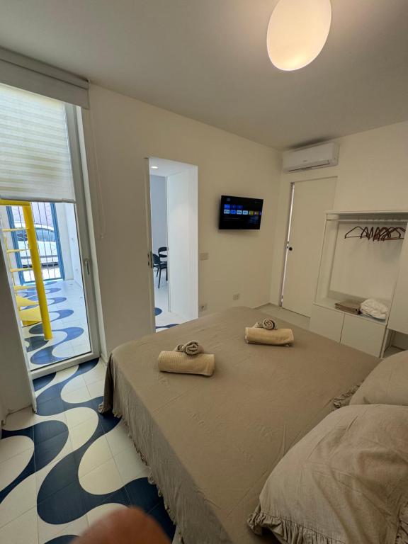 Un dormitorio con una cama con dos toallas encima. en Soleonde, en Marina di Ragusa