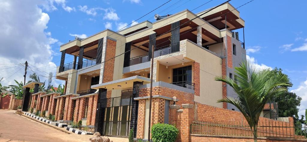 un edificio con una palma di fronte di JAMOS House a Kigali