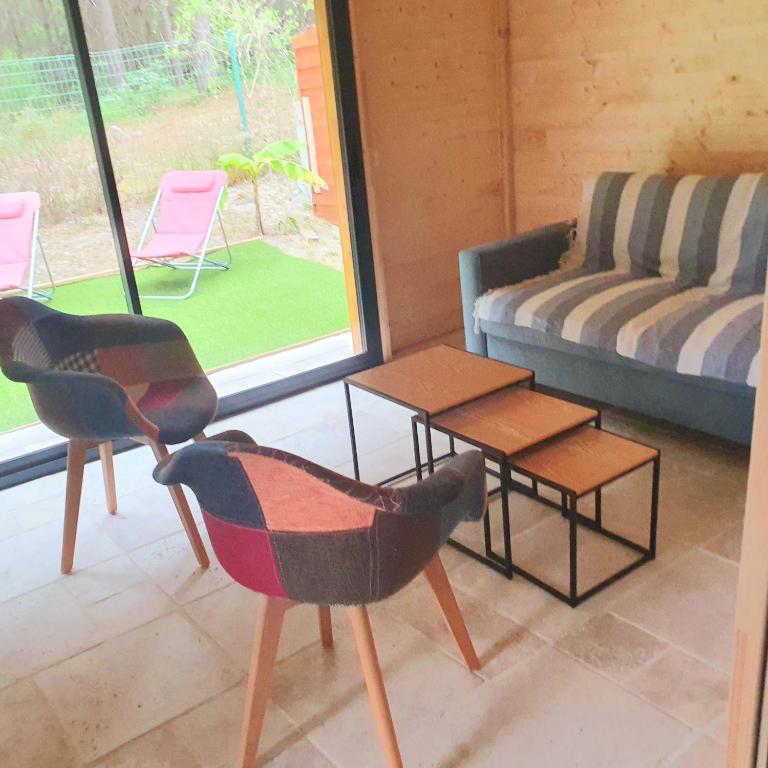 Posezení v ubytování COTTAGE ENTRE CONTIS ET MIMIZAN PLAGE - Piscine chauffée et balnéothérapie
