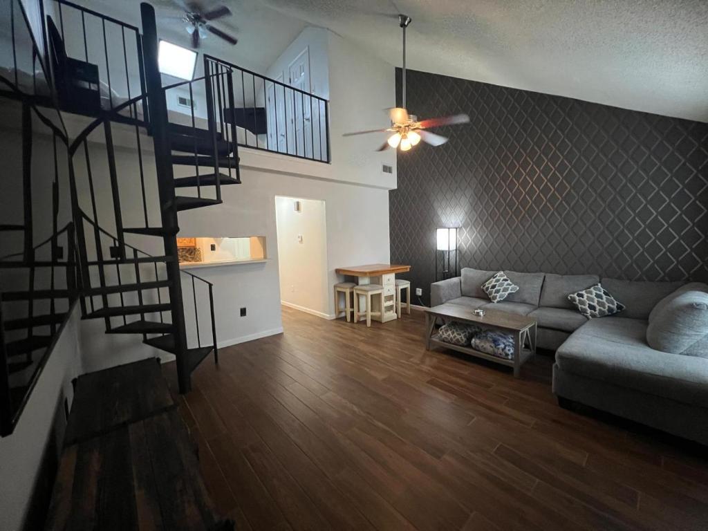 Χώρος καθιστικού στο Charming 2-bedroom townhome in brilliant Baton Rouge minutes from LSU