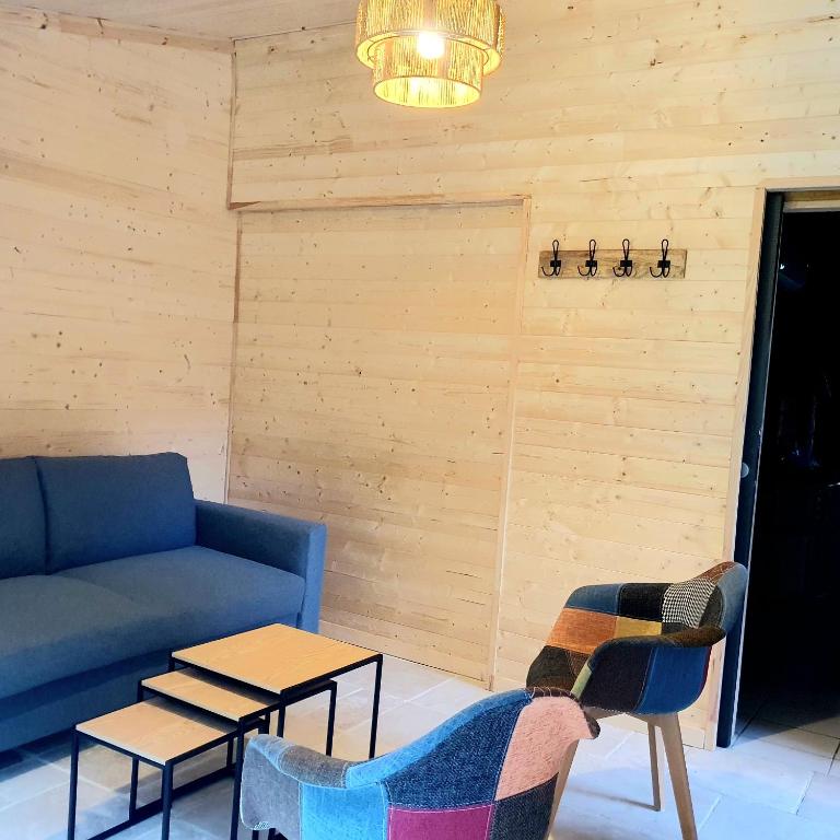 Posezení v ubytování COTTAGE ENTRE CONTIS ET MIMIZAN PLAGE - Piscine chauffée et balnéothérapie