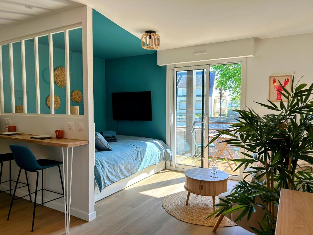une chambre avec un lit, un bureau et une table dans l'établissement Studio cosy la plage à pieds, à Bénodet