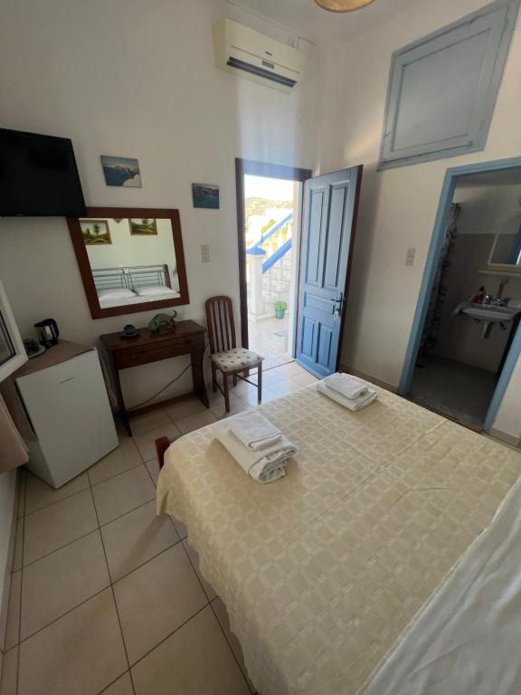 Postel nebo postele na pokoji v ubytování Hotel Glaros Lipsi