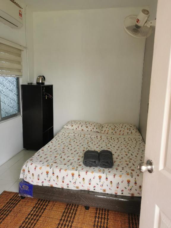Voodi või voodid majutusasutuse Merdeka Guest House 2 toas
