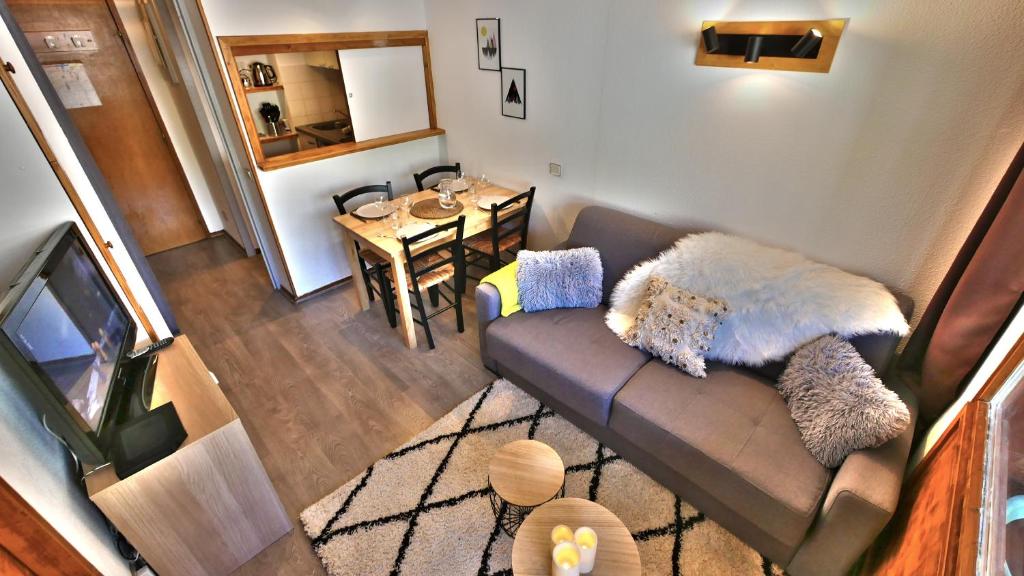 un salon avec un canapé et une table dans l'établissement Le Refuge de Lu', à Tignes