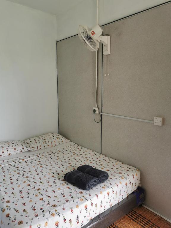 Voodi või voodid majutusasutuse Merdeka Guest House 2 toas
