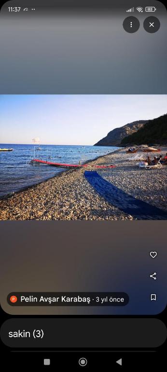 BozyazıHuzurlu Triplex Villa的一张带海滩照片的电视屏幕