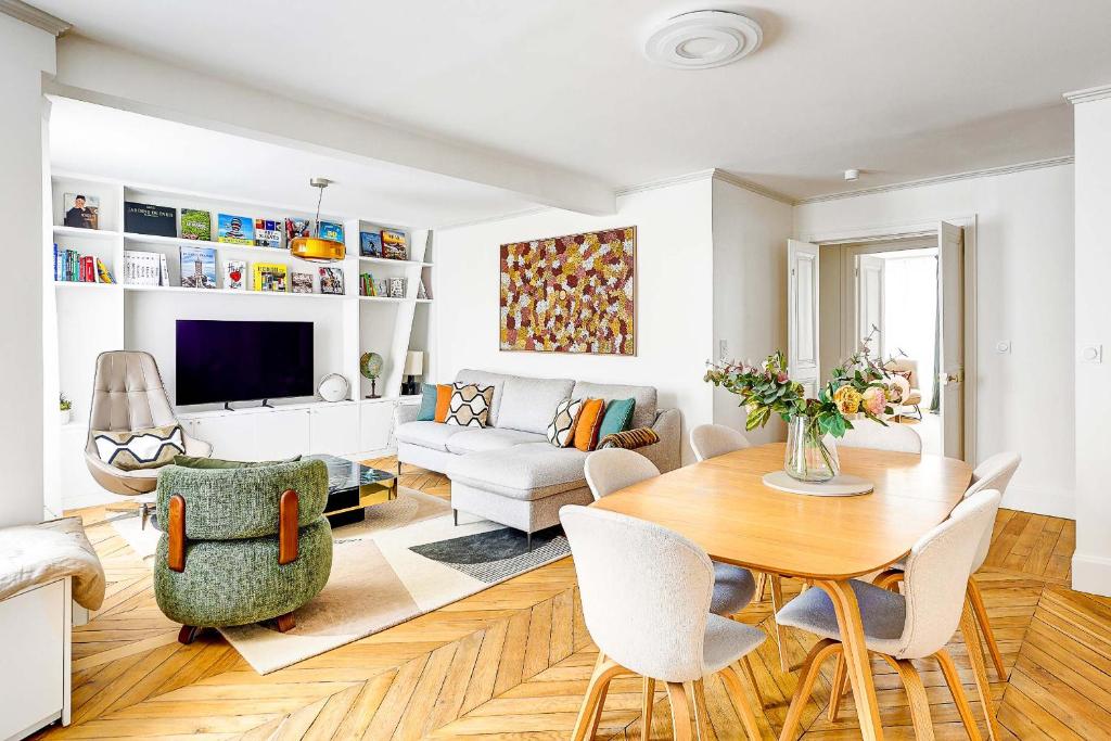 un salon avec une table et un canapé dans l'établissement Appartement de Luxe et Lumineux saint honore pour 6 personnes, à Paris