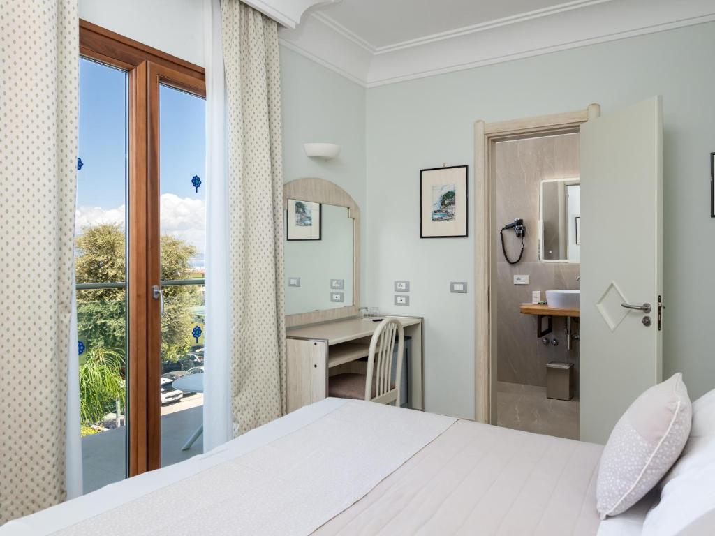 Postel nebo postele na pokoji v ubytování Hotel Gardenia Sorrento, Ascend Hotel Collection
