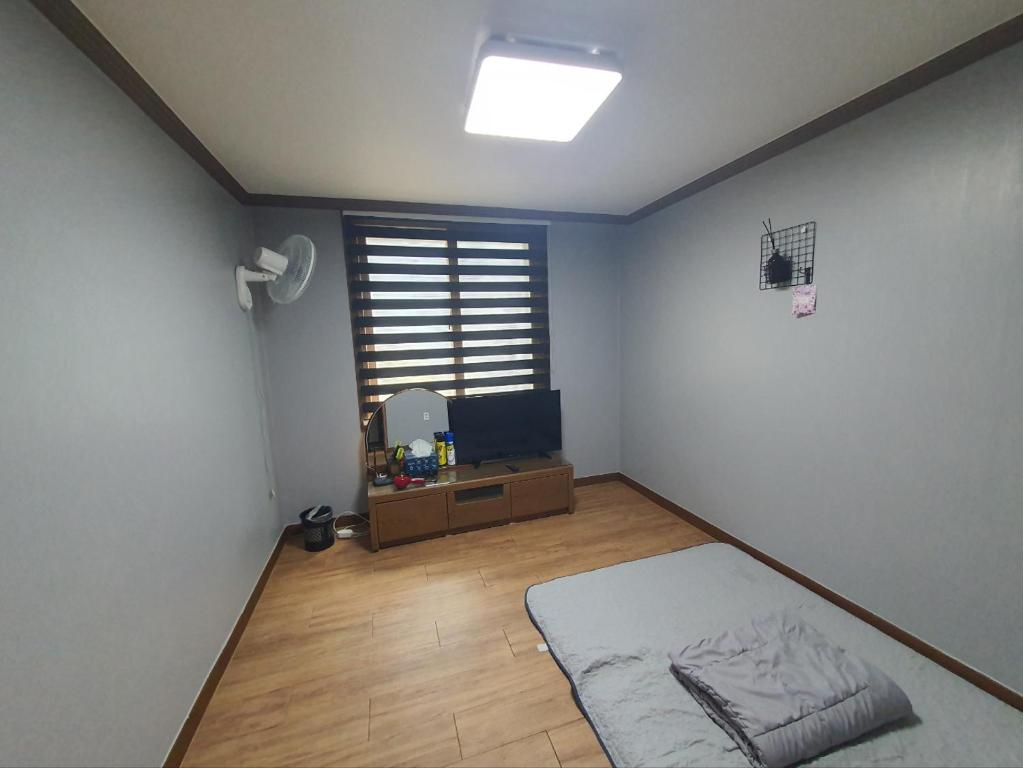 Postel nebo postele na pokoji v ubytování 울산 동구 조용한 숙소