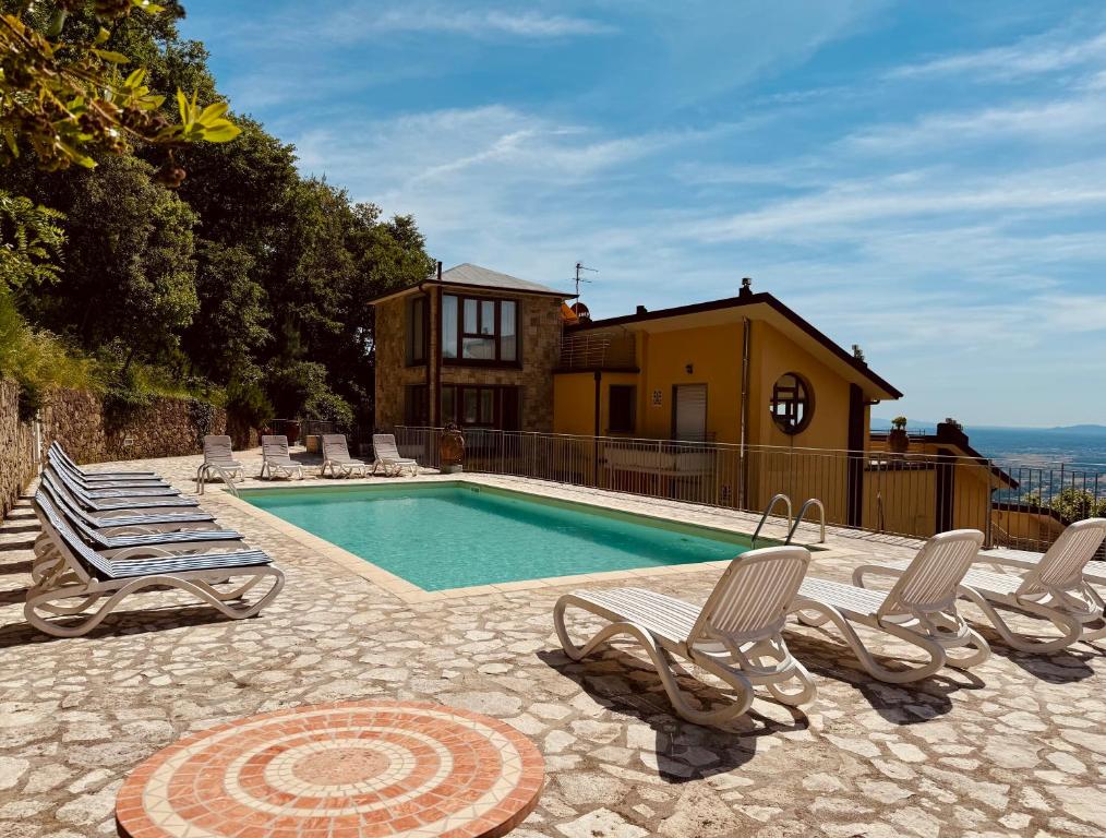 Bazén v ubytování Residence Montefiore nebo v jeho okolí