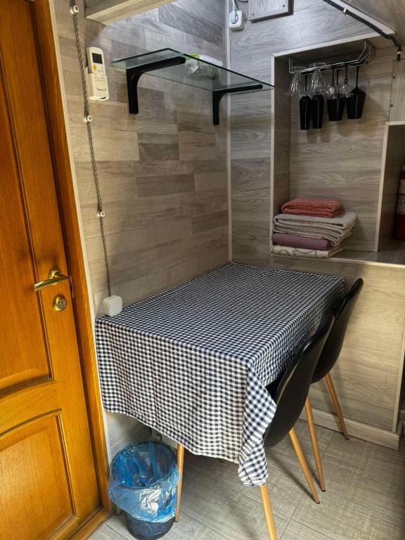 Una mesa pequeña en una habitación pequeña de una caravana. en KendovDvorec, en Chişinău
