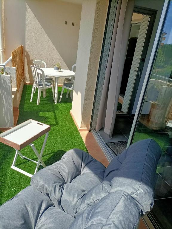 un salon avec un canapé et une table dans l'établissement Appartement Fréjus Plage, à Fréjus