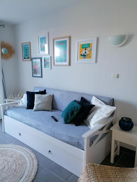 - un lit blanc avec des oreillers dans l'établissement Duplex résidence la cascade, à Dolus-d'Oléron