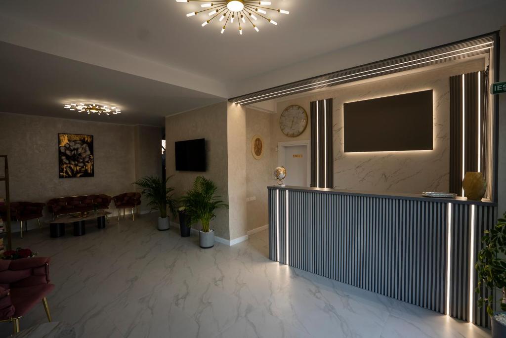 a lobby with a television and a waiting room at Hotel Cristal in Mamaia Sat/Năvodari