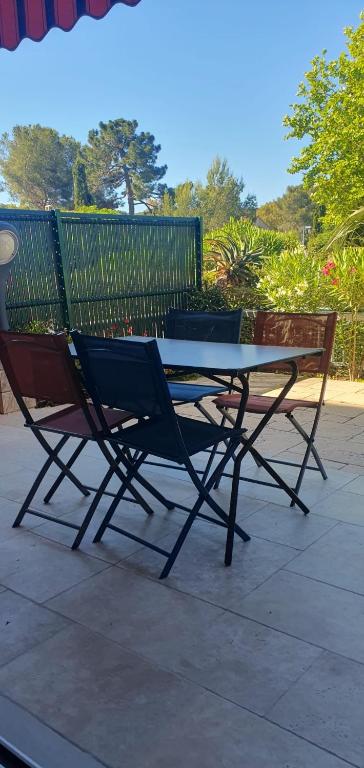 une table et deux chaises assises l'une à côté de l'autre dans l'établissement Fregate, à Saint-Mandrier-sur-Mer