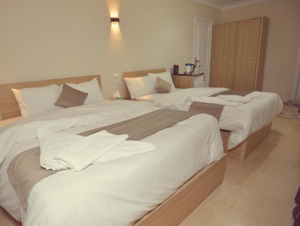 Postel nebo postele na pokoji v ubytování Nile Diamond Suites