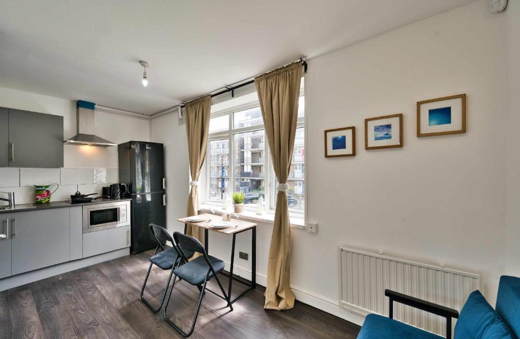 Η κουζίνα ή μικρή κουζίνα στο London E14 Poplar - Cosy 1 Bed Apartment for 3
