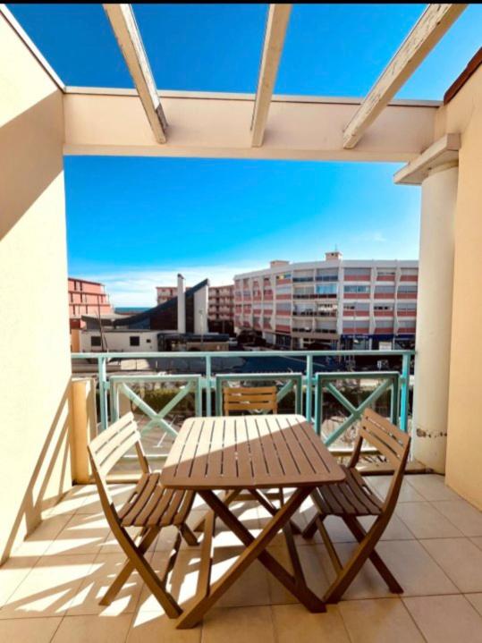 une table et des chaises sur un balcon avec vue dans l'établissement Studio rive droite, à Palavas-les-Flots