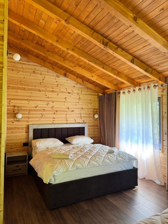 Postel nebo postele na pokoji v ubytování Krojet e Rrogamit