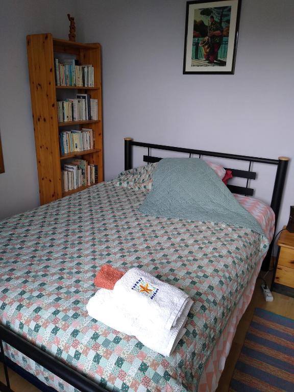 une chambre avec un lit avec deux serviettes dessus dans l'établissement Chambre à louer hors weekend chez Fiona, à Laval