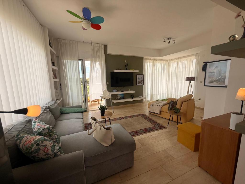 Televízia a/alebo spoločenská miestnosť v ubytovaní Villa Evita , penthouse, 53m2 ,Athytos , astonishing sea view