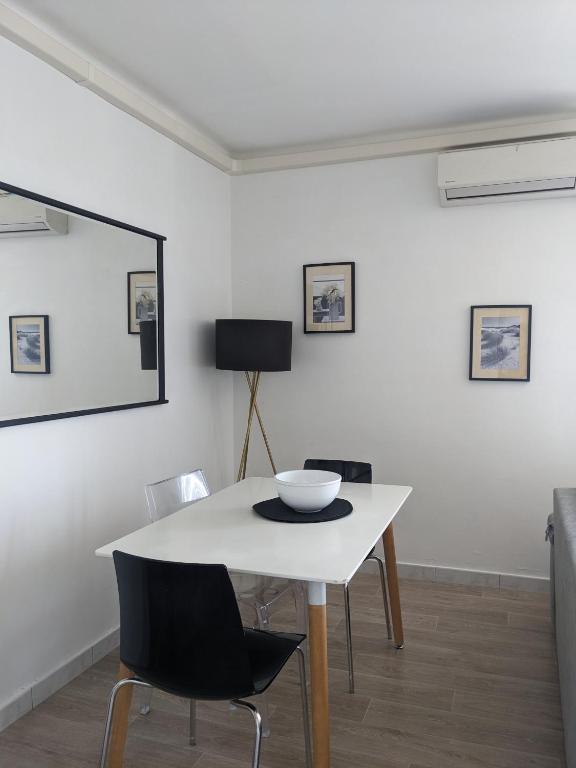 - une table blanche avec un bol dans la chambre dans l'établissement Agréable appartement à 3min à pied de la plage, à Argelès-sur-Mer
