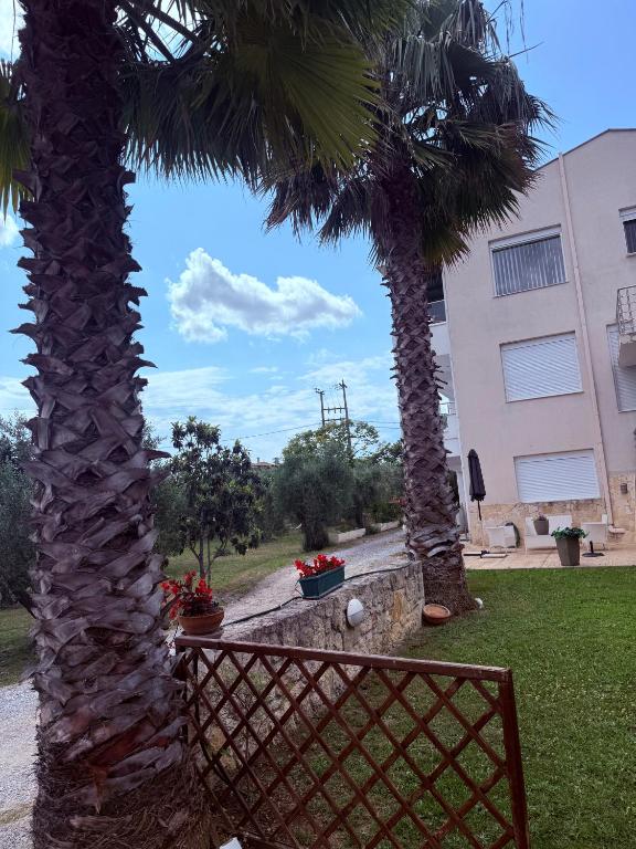 Vonkajšia záhrada v ubytovaní Villa Evita , penthouse, 53m2 ,Athytos , astonishing sea view