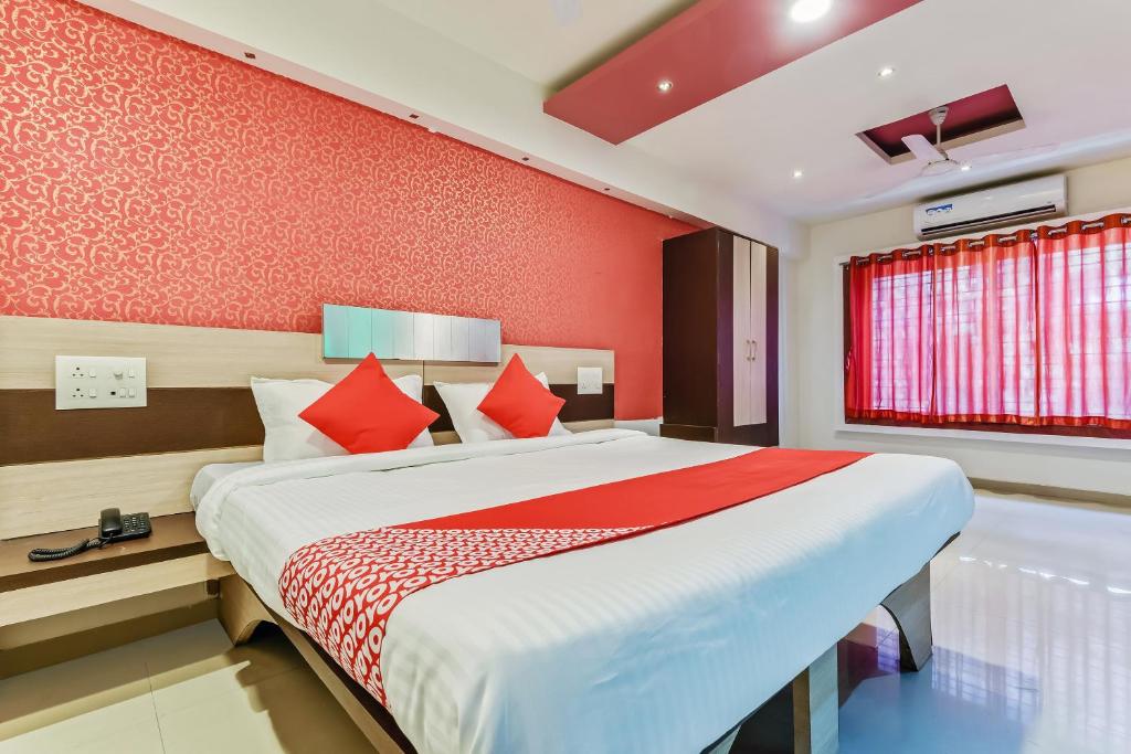 Postel nebo postele na pokoji v ubytování Hotel O Sachin Residency