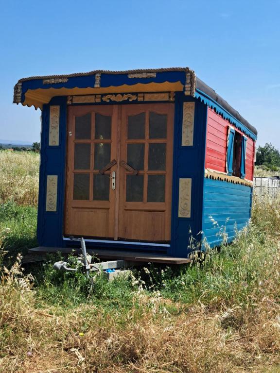 un petit wagon de train assis dans un champ dans l'établissement Roulotte Ferme bio Campagne 66, à Thuir