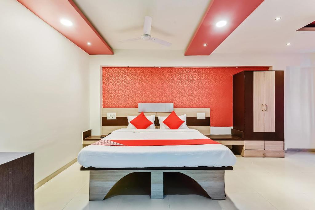 Postel nebo postele na pokoji v ubytování Hotel O Sachin Residency