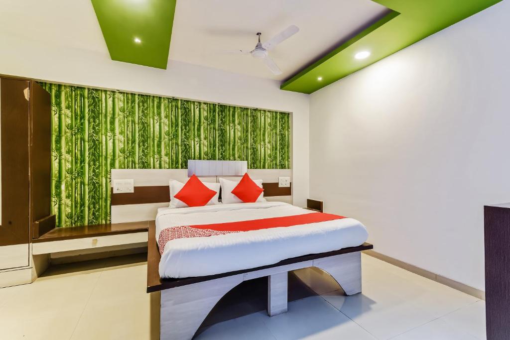 Postel nebo postele na pokoji v ubytování Hotel O Sachin Residency