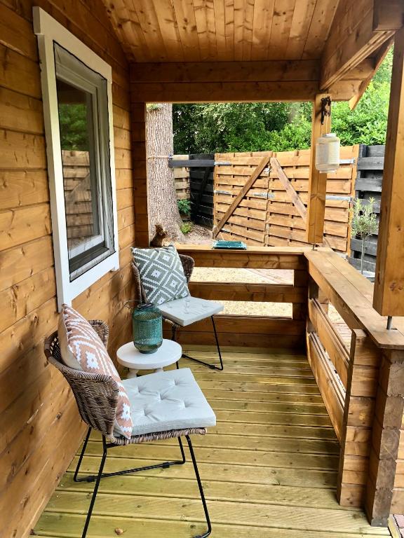Balkón nebo terasa v ubytování Veluws vakantiehuisje Kawoeper Lodge