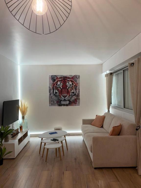 un salon avec un canapé et une table dans l'établissement Appartement 50m2, résidence privée avec piscine, tennis et à 100 m de la plage, au Lavandou