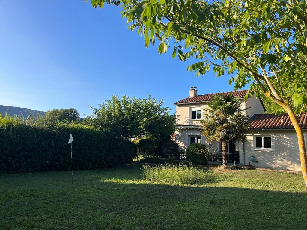 une maison avec une cour devant dans l'établissement Maison agréable et lumineuse, jardin vue nature, Nant Aveyron, à Nant