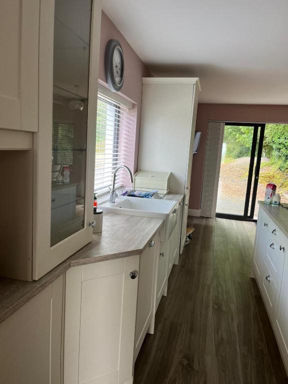 Kuchyň nebo kuchyňský kout v ubytování Clare glens cottage