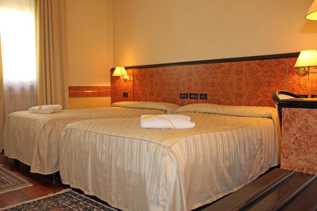 Postel nebo postele na pokoji v ubytování Park Hotel Villa Leon d'Oro