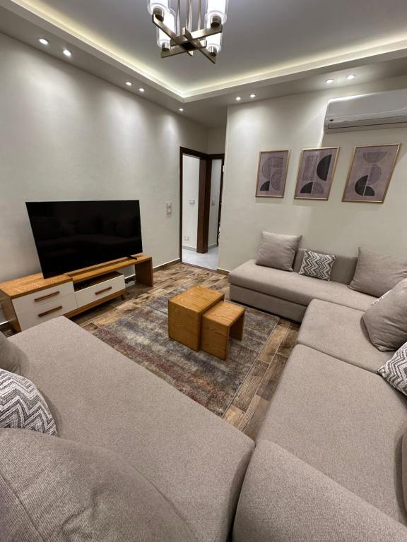 TV a/nebo společenská místnost v ubytování luxury apartment - شقه فاخره