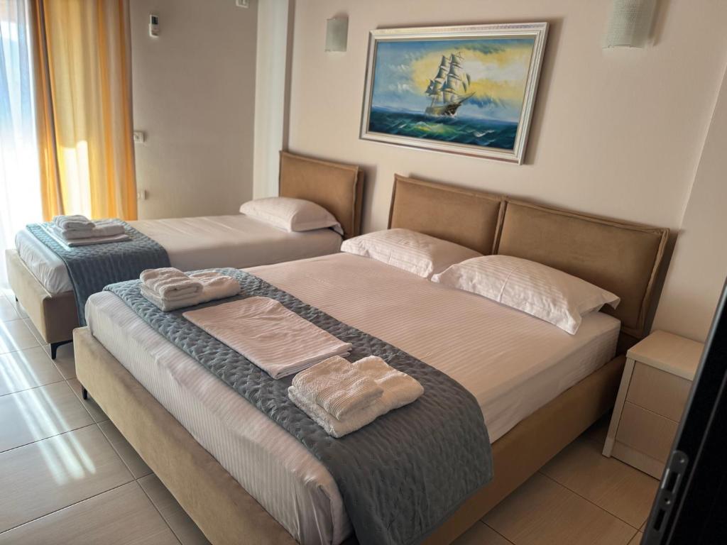 Postel nebo postele na pokoji v ubytování George Hotel Rooms&Suites