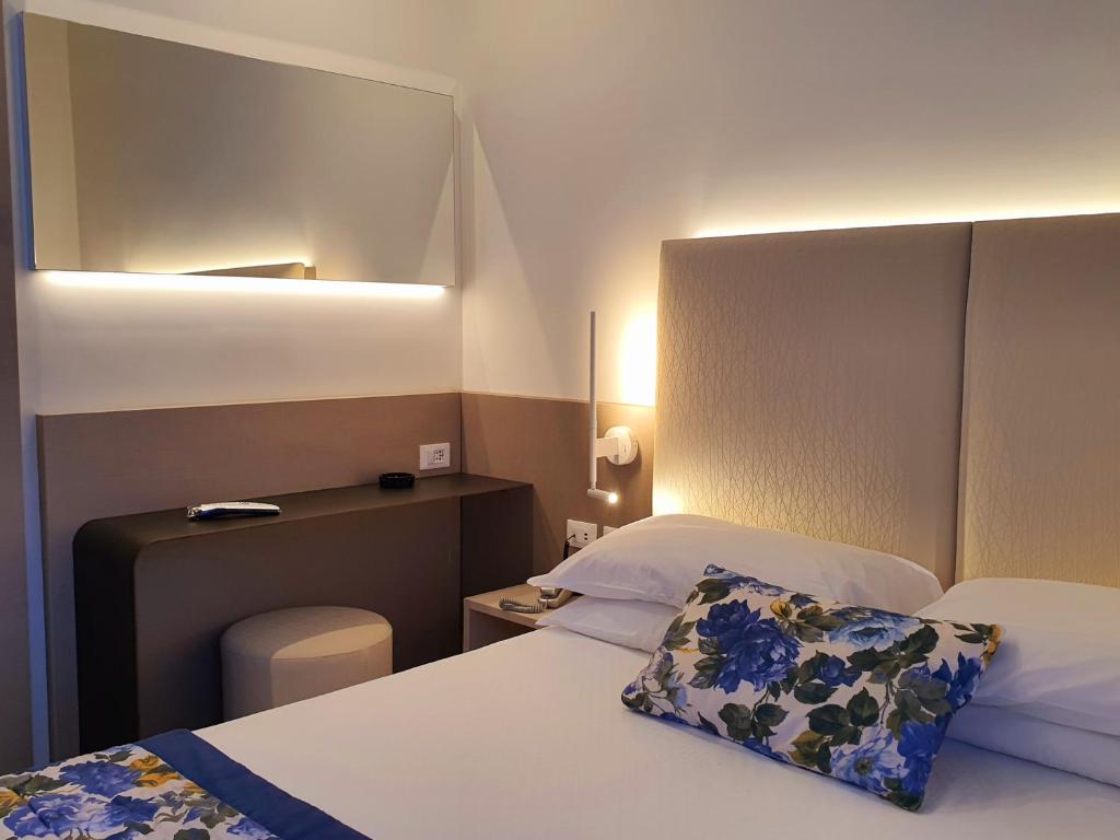 Postel nebo postele na pokoji v ubytování Hotel Doriana